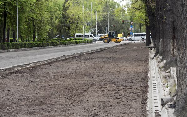 На проспекте Эркиндик сейчас ремонтируют и проезжую часть — перекрыта западная сторона улицы. - Sputnik Кыргызстан