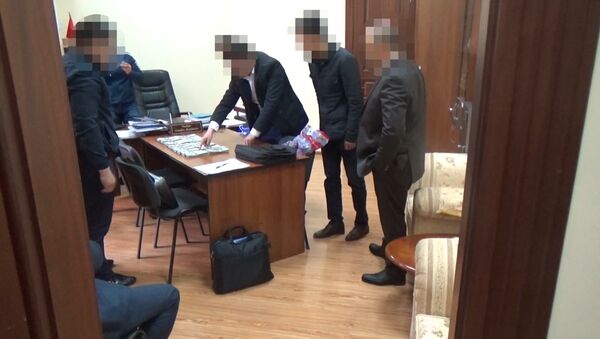 Видео задержания сотрудника Генпрокуратуры с $200 тыс взятки — он был спокоен - Sputnik Кыргызстан