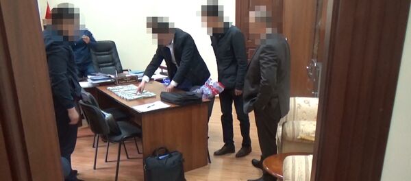 Видео задержания сотрудника Генпрокуратуры с $200 тыс взятки — он был спокоен Видео задержания сотрудника Генпрокуратуры с $200 тыс взятки — он был спокоен - Sputnik Кыргызстан