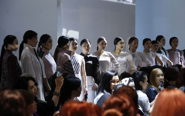 Көргөзмөгө мода индустриянын, ишкерлик чөйрөнүн жана шоу-бизнестин өкүлдөрү катышты. - Sputnik Кыргызстан