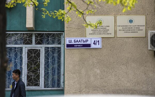 На днях пользователи соцсетей разразились негодованием: на зданиях в Бишкеке появились таблички с названиями улиц Б. Баатыр и Ш. Баатыр - Sputnik Кыргызстан
