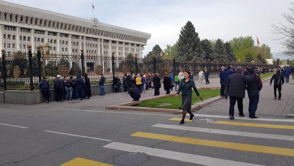 Митинг у здания Жогорку Кенеша в Бишкеке - Sputnik Кыргызстан