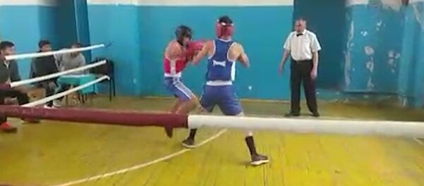 Боксчулар жылаңач полдо, таш дубалда күч сынашып калдыбы? Талкууга түшкөн видео - Sputnik Кыргызстан