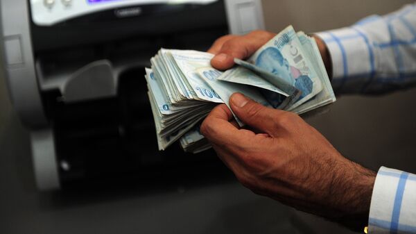 Мужчина подсчитывает банкноты турецкой лиры. Архивное фото - Sputnik Кыргызстан