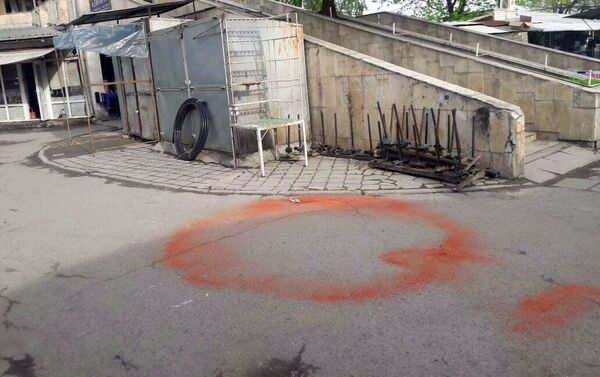 Они утверждают, что подобные круги ранее были замечены на мини-рынке Берекет, где после произошел пожар. - Sputnik Кыргызстан