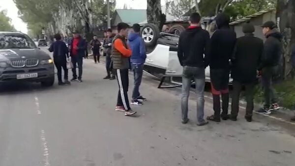 В Бишкеке вследствие ДТП перевернулось авто — видео с места аварии - Sputnik Кыргызстан