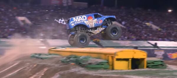 В США пилот впервые совершил переднее сальто на монстр-траке — видео - Sputnik Кыргызстан