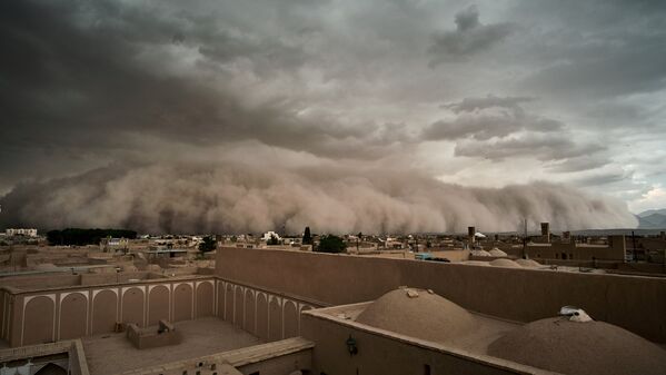 Мощная песчаная буря в оазисе Йезд в Иране - Sputnik Кыргызстан