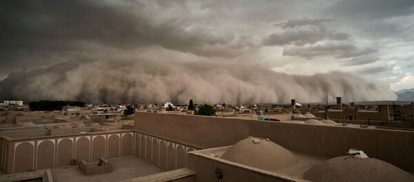 Мощная песчаная буря на оазисе Йезд в Иране Мощная песчаная буря на оазисе Йезд в Иране - Sputnik Кыргызстан