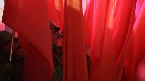 Знаменосцы на репетиции торжественного марша, посвященного годовщине легендарного парада красноармейцев. Архивное фото - Sputnik Кыргызстан