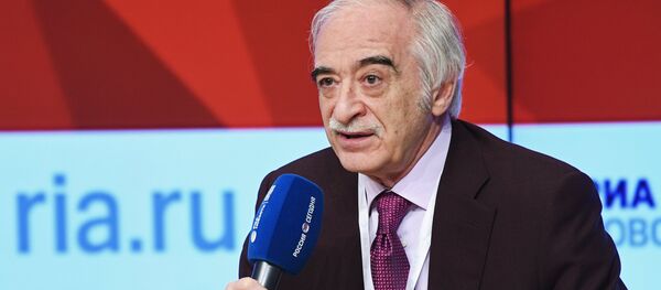 Чрезвычайный и Полномочный Посол Азербайджана в России, известный артист и государственный деятель Полад Бюльбюль оглы. Архивное фото - Sputnik Кыргызстан