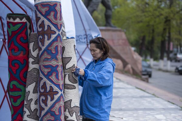 Народные умельцы также решили представить посетителям плоды своего труда - Sputnik Кыргызстан