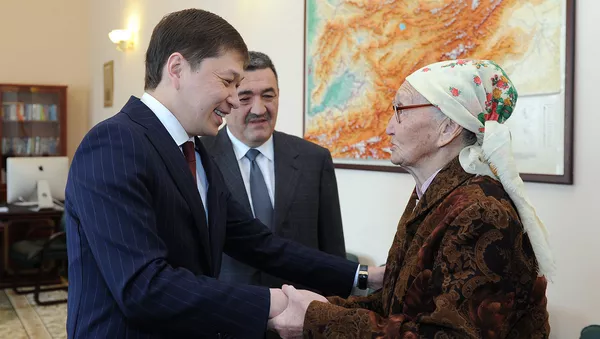 Исполняющий обязанности премьер-министра Сапар Исаков вручил ключи от квартиры Бубуйре Кыдыралиевой, первой сообщившей о захоронениях жертв репрессий в селе Чон-Таш