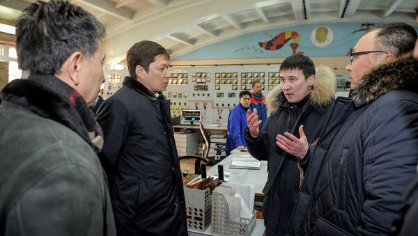 Премьер-министр Кыргызской Республики Сапар Исаков экстренно посетил ТЭЦ города Бишкек - Sputnik Кыргызстан