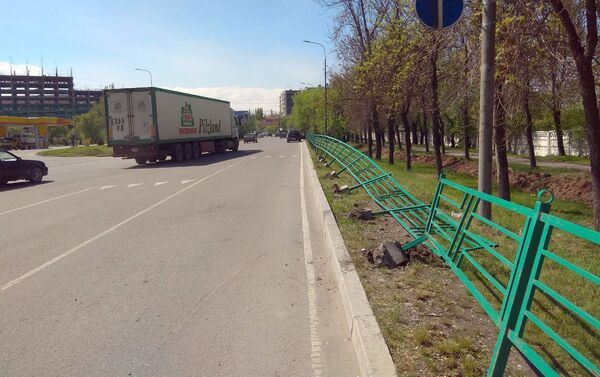Автоавария произошла 20 апреля примерно в 10.40 на пересечении улиц Горького и 7 Апреля. - Sputnik Кыргызстан