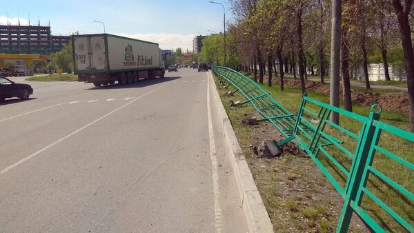 Маршрутное такси въехало в забор в Бишкеке - Sputnik Кыргызстан