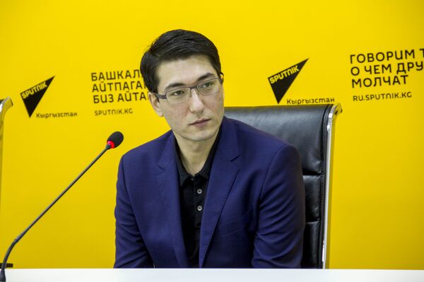 Эльдар Айтматов, сын великого писателя Чингиза Айтматова, встретился с бишкекскими школьниками в пресс-центре Sputnik Кыргызстан - Sputnik Кыргызстан