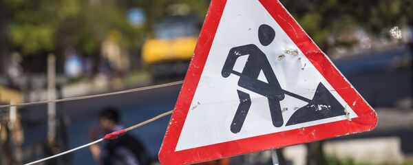 Дорожный знак Ремонтные работы на одной из ремонтируемых улиц. Архивное фото Дорожный знак Ремонтные работы на одной из ремонтируемых улиц. Архивное фото - Sputnik Кыргызстан