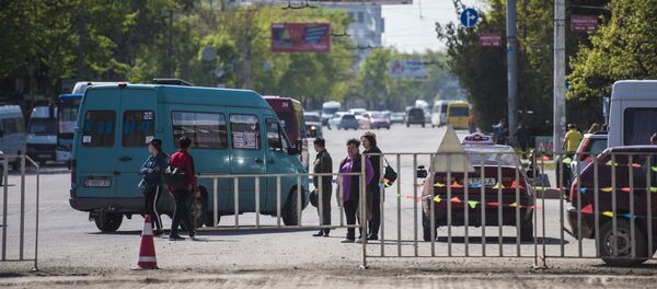 Коомдук транспорт күтүп жатан шаар тургундары. Архив Коомдук транспорт күтүп жатан шаар тургундары. Архив - Sputnik Кыргызстан