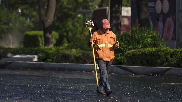 Рабочие во время ремонта дорожного покрытия на одной из улиц Бишкека. Архивное фото - Sputnik Кыргызстан