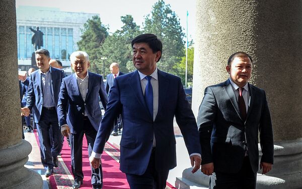 Премьер-министр КР Мухаммедкалый Абулгазиев и члены правительства приступили к исполнению своих обязанностей - Sputnik Кыргызстан