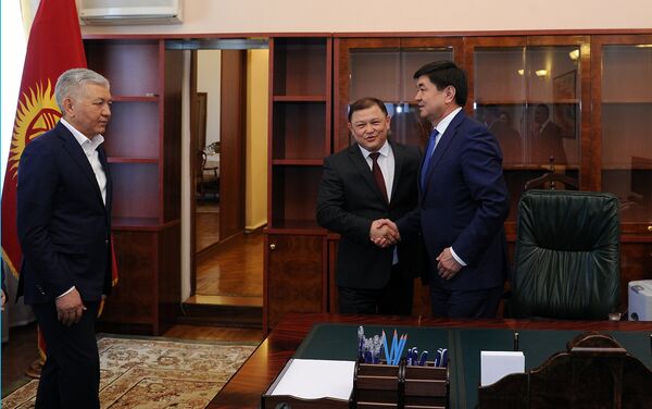 В церемонии представления приняли участие спикер ЖК Дастан Джумабеков и лидеры парламентских фракций. - Sputnik Кыргызстан
