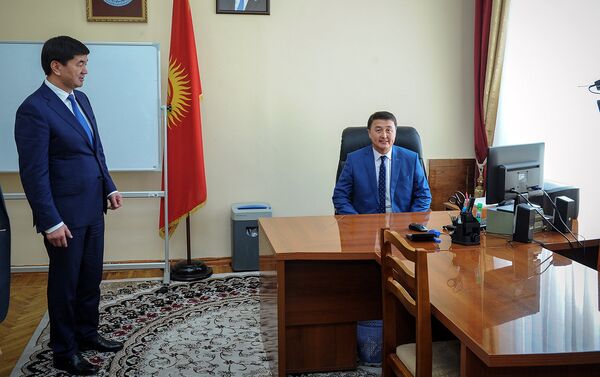 На фото видно, как премьер и вице-премьеры входят в рабочие кабинеты. - Sputnik Кыргызстан