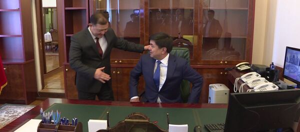 Эмоции премьера Абулгазиева в рабочем кабинете. Видео - Sputnik Кыргызстан