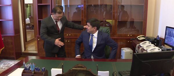 Премьер Абулгазиевдин иш бөлмөсүнө келгендеги эмоциясы. Видео - Sputnik Кыргызстан