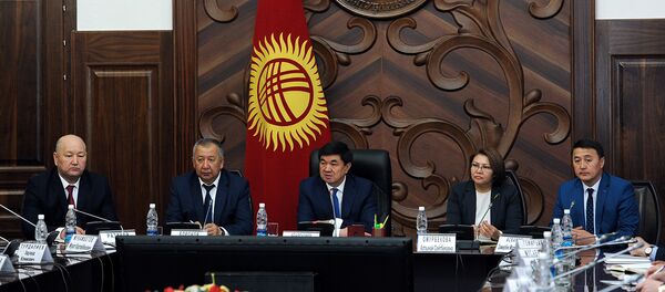 Премьер-министр КР Мухаммедкалый Абулгазиев провел первое рабочее совещание - Sputnik Кыргызстан