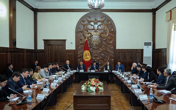 Премьер-министр Мухаммедкалый Абулгазиев бүгүн алгачкы жумушчу кеңешмесин өткөрдү - Sputnik Кыргызстан