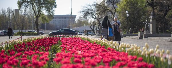 Горожане на площади Ала-Тоо в Бишкеке. Архивное фото - Sputnik Кыргызстан