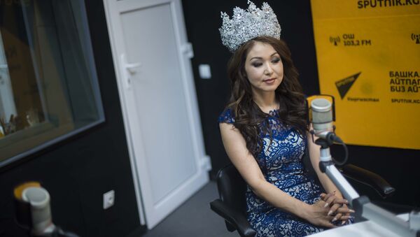 Миссис мира — 2018 Сания Шакирова во время интервью корреспонденту Sputnik Кыргызстан. Архивное фото - Sputnik Кыргызстан