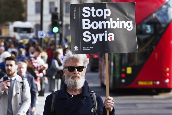 Акция протеста в Лондоне против ракетных ударов по Сирии - Sputnik Кыргызстан