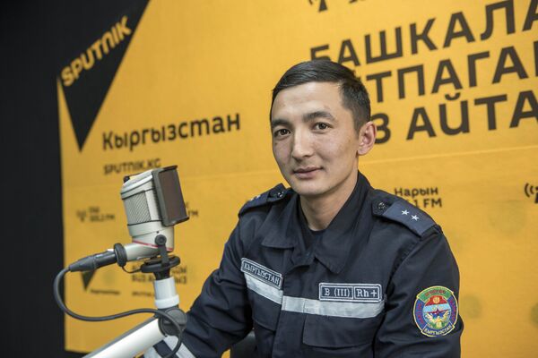 Сотрудник МЧС Бишкексого городского управления Тениз Турсунбеков Сотрудник МЧС Бишкексого городского управления Тениз Турсунбеков - Sputnik Кыргызстан