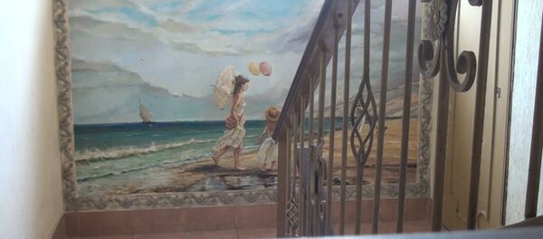 Вы будете мечтать о таком соседе — он сделал подъезд роскошным. Видео - Sputnik Кыргызстан