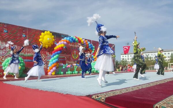 22-23-апрель күндөрүнө белгиленген фестиваль жыл сайын Түркия мамлекетинде өткөрүлүп келген балдар майрамына карата жана кыргыз-түрк достугун арттыруу үчүн уюштурулууда - Sputnik Кыргызстан