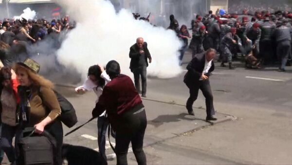 Гранаты и дымовые шашки — видео разгона митинга в Армении - Sputnik Кыргызстан