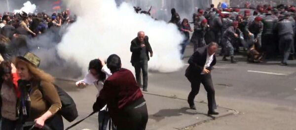 Гранаты и дымовые шашки — видео разгона митинга в Армении - Sputnik Кыргызстан