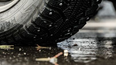 В связи с новыми правилами ПДД вырос спрос на автомобильный знак "Шипы"