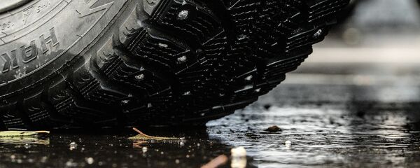 В связи с новыми правилами ПДД вырос спрос на автомобильный знак Шипы - Sputnik Кыргызстан