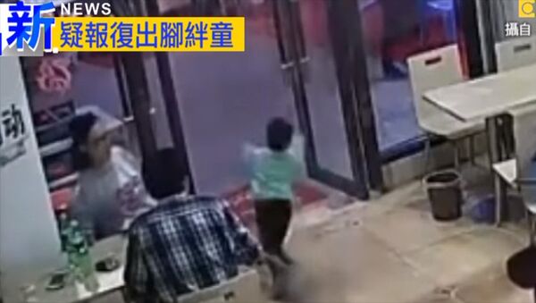 Китаянка жестко отомстила ребенку за пролитый суп, соцсети в гневе. Видео - Sputnik Кыргызстан