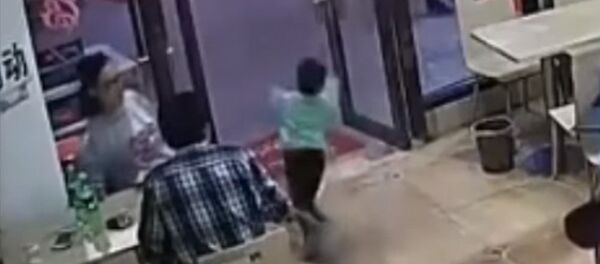 Китаянка жестко отомстила ребенку за пролитый суп, соцсети в гневе. Видео - Sputnik Кыргызстан