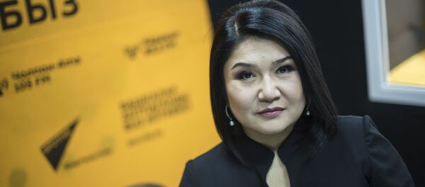 Белгилүү стилист-дизайнер Замира Молдошева маек учурунда - Sputnik Кыргызстан