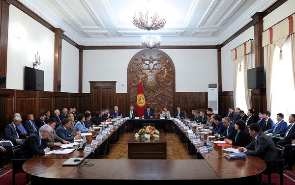 Премьер-министр Мухаммедкалый Абылгазиев провел совещание с членами правительства и руководителями административных ведомств страны и рассказал об основных направлениях, координацией которых будут заниматься вице-премьеры. - Sputnik Кыргызстан