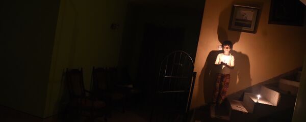 Ребенок держит свечу после отключения электроэнергии. Архивное фото Ребенок держит свечу после отключения электроэнергии. Архивное фото - Sputnik Кыргызстан