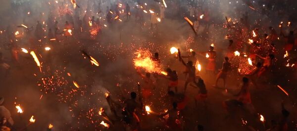 Индусы кидаются горящими факелами — видео сурового развлечения - Sputnik Кыргызстан