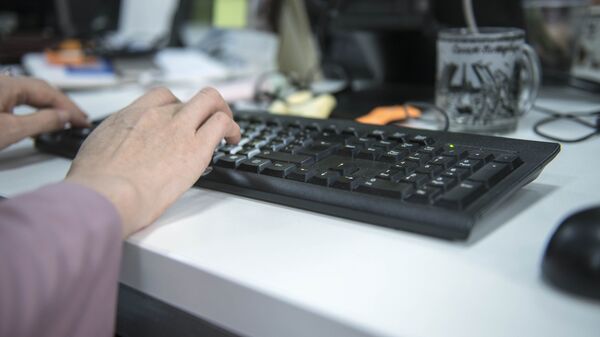 Женщина печатает на клавиатуре. Архивное фото - Sputnik Кыргызстан
