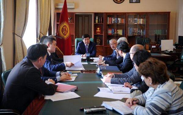 Премьер-министр Мухаммедкалый Абылгазиев бүгүн күз-кыш мезгилинен өтүү жыйынтыктары боюнча кеңешме өткөрдү - Sputnik Кыргызстан