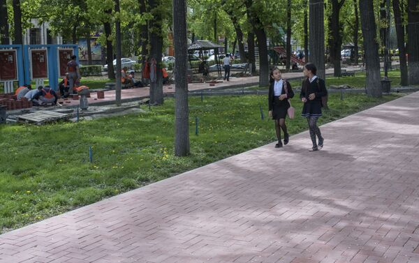На проспекте Эркиндик на пешеходной аллее уложили новую брусчатку. - Sputnik Кыргызстан